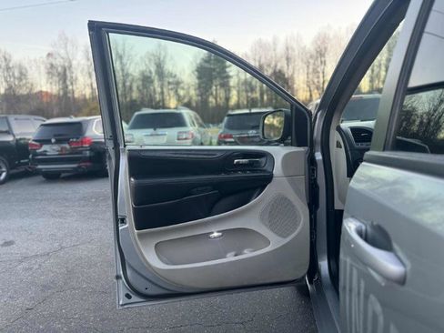 Used 2016 Dodge Grand Caravan SE w/ Quick Order Package 29E SE image 9