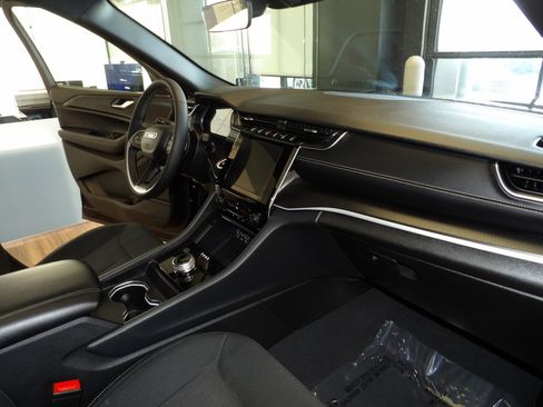 Used 2025 Jeep Grand Cherokee Laredo X w/ Luxury Tech Group I image 13