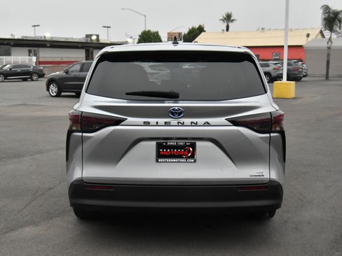 Used 2023 Toyota Sienna LE image 7