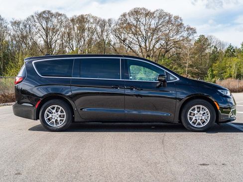 Used 2025 Chrysler Pacifica Select image 9