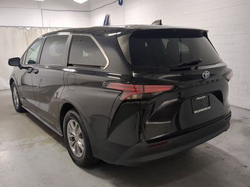 Used 2021 Toyota Sienna LE image 8