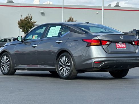 Used 2024 Nissan Altima 2.5 SV image 7