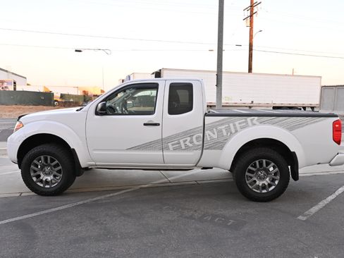 Used 2012 Nissan Frontier SV w/ Sport Appearance Pkg AWD/4WD image 3