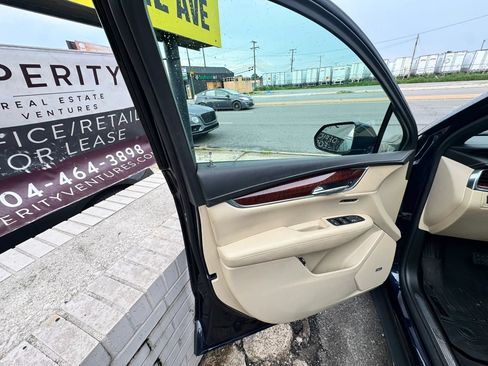 Used 2017 Cadillac XT5 Luxury w/ Driver Awareness Package FWD image 11