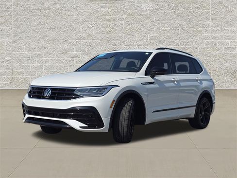 Certified 2024 Volkswagen Tiguan SE R-Line AWD/4WD image 3