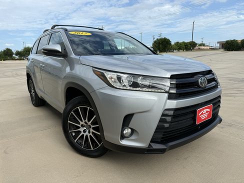 Used 2017 Toyota Highlander SE w/ Carpet Mat Package AWD/4WD image 3