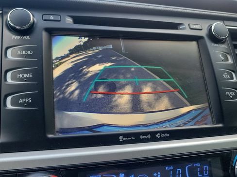 Used 2018 Toyota Highlander Plus FWD image 17