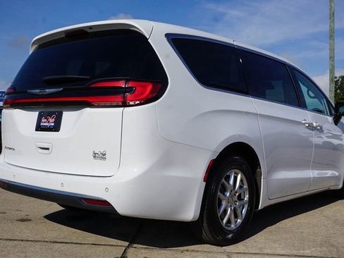 Used 2024 Chrysler Pacifica Touring-L image 4