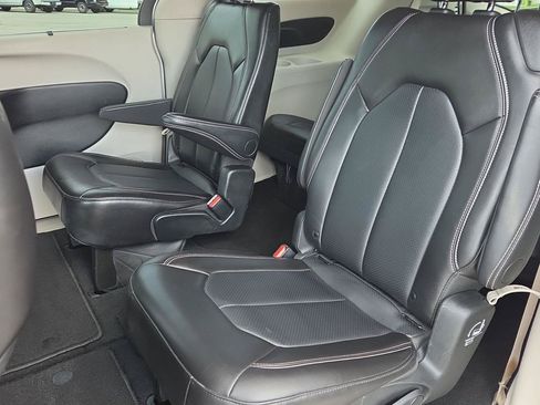 Used 2024 Chrysler Pacifica Touring-L FWD image 12