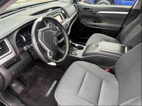Used 2015 Toyota Highlander LE image 2
