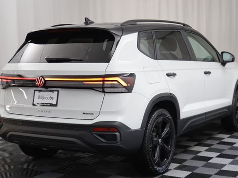 New 2026 Volkswagen Taos SE image 16