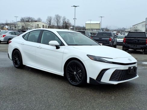 Certified 2025 Toyota Camry SE image 2