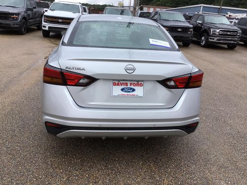 Used 2025 Nissan Altima 2.5 SV FWD image 11
