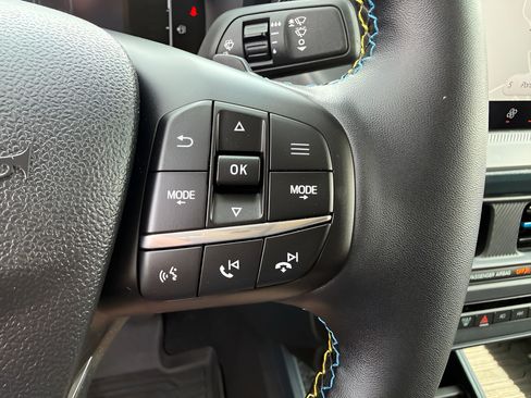 Used 2025 Ford Maverick Lobo AWD/4WD image 23