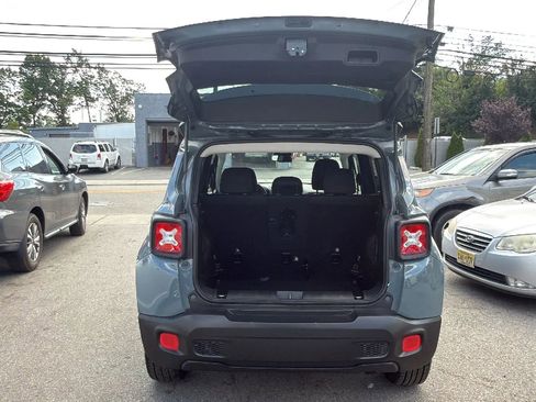 Used 2017 Jeep Renegade Latitude w/ Popular Equipment Group image 27