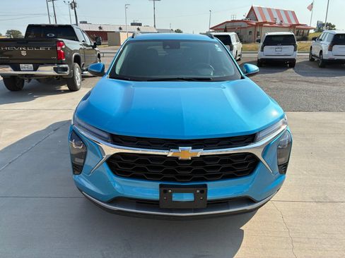 Used 2025 Chevrolet Trax LT FWD image 12