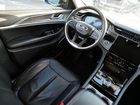 Used 2023 Jeep Grand Cherokee Limited w/ Luxury Tech Group II image 9