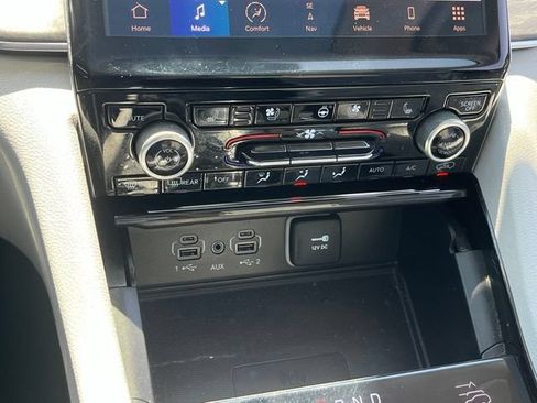 Used 2022 Jeep Grand Cherokee Overland w/ Luxury Tech Group IV AWD/4WD image 24