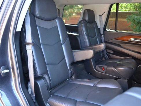 Used 2018 Cadillac Escalade Luxury AWD/4WD image 32