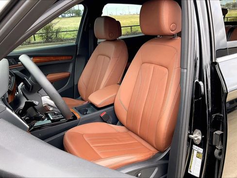 Used 2024 Audi Q5 Premium w/ Convenience Package image 9