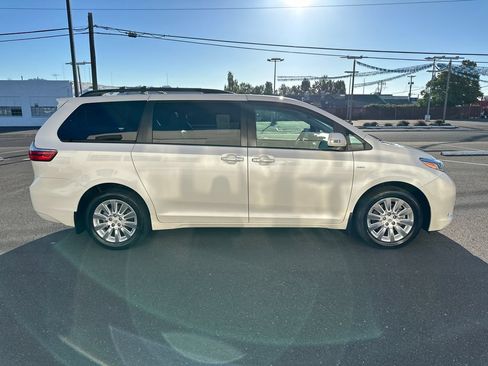 Used 2016 Toyota Sienna Limited Premium w/ Outdoor Package AWD/4WD image 7