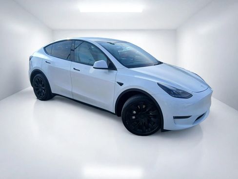 Used 2023 Tesla Model Y AWD image 2