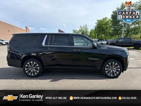 Used 2025 Chevrolet Suburban High Country AWD/4WD image 1