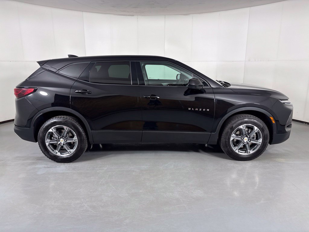 Used 2025 Chevrolet Blazer LT FWD image 9