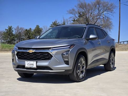 New 2026 Chevrolet Trax LT w/ LT Convenience Package FWD image 3
