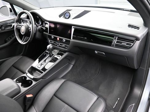 Certified 2025 Porsche Macan image 32