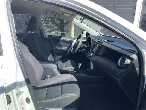 Used 2018 Toyota RAV4 LE image 7