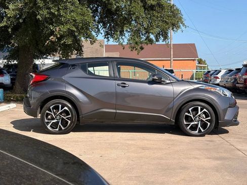 Used 2018 Toyota C-HR XLE FWD image 2