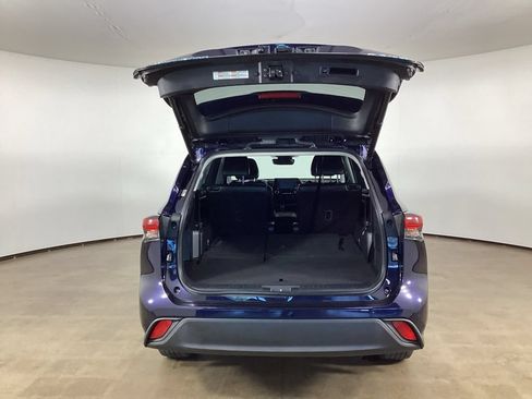 Used 2022 Toyota Highlander XLE AWD/4WD image 12