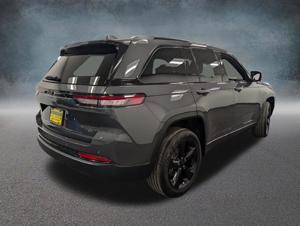 Used 2025 Jeep Grand Cherokee Altitude AWD/4WD image 4