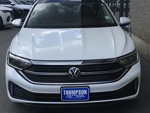 Used 2024 Volkswagen Jetta SEL FWD image 2