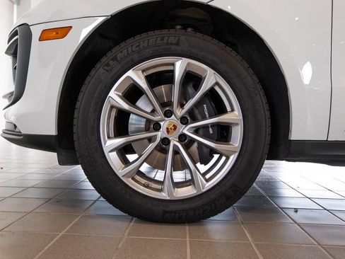 Certified 2026 Porsche Macan AWD/4WD image 11