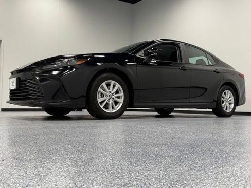 Used 2025 Toyota Camry LE FWD image 4