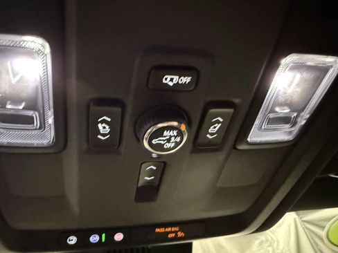 Used 2025 Chevrolet Suburban High Country image 25