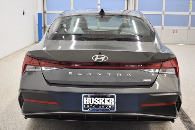 Used 2025 Hyundai Elantra Limited FWD image 11