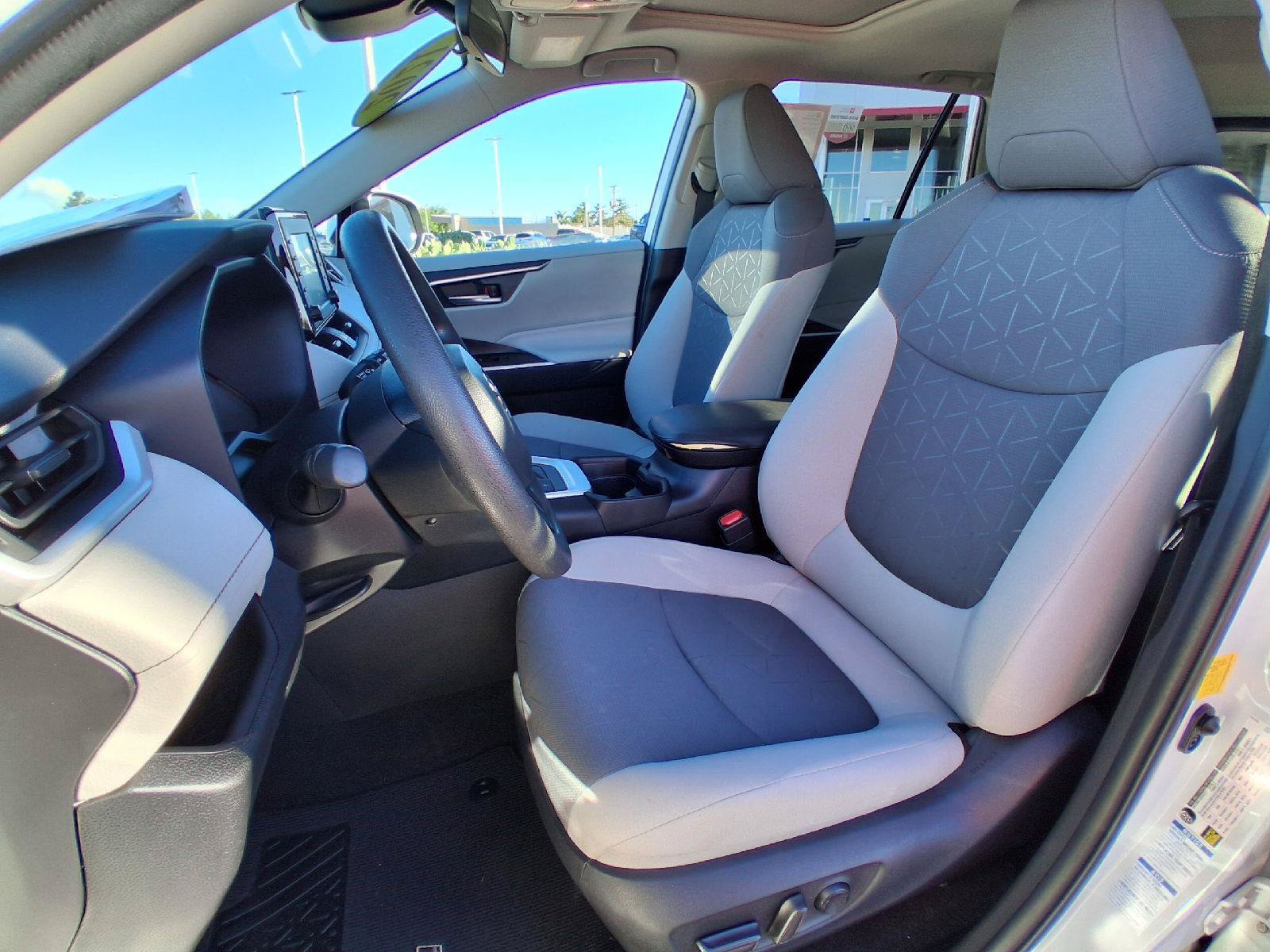 Used 2021 Toyota RAV4 XLE w/ Convenience Package AWD/4WD image 17