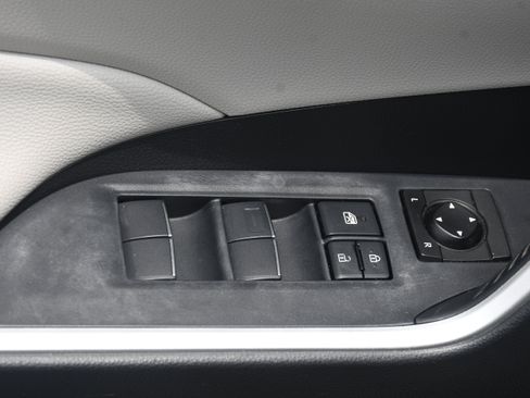 Used 2019 Toyota RAV4 XLE Premium FWD image 11