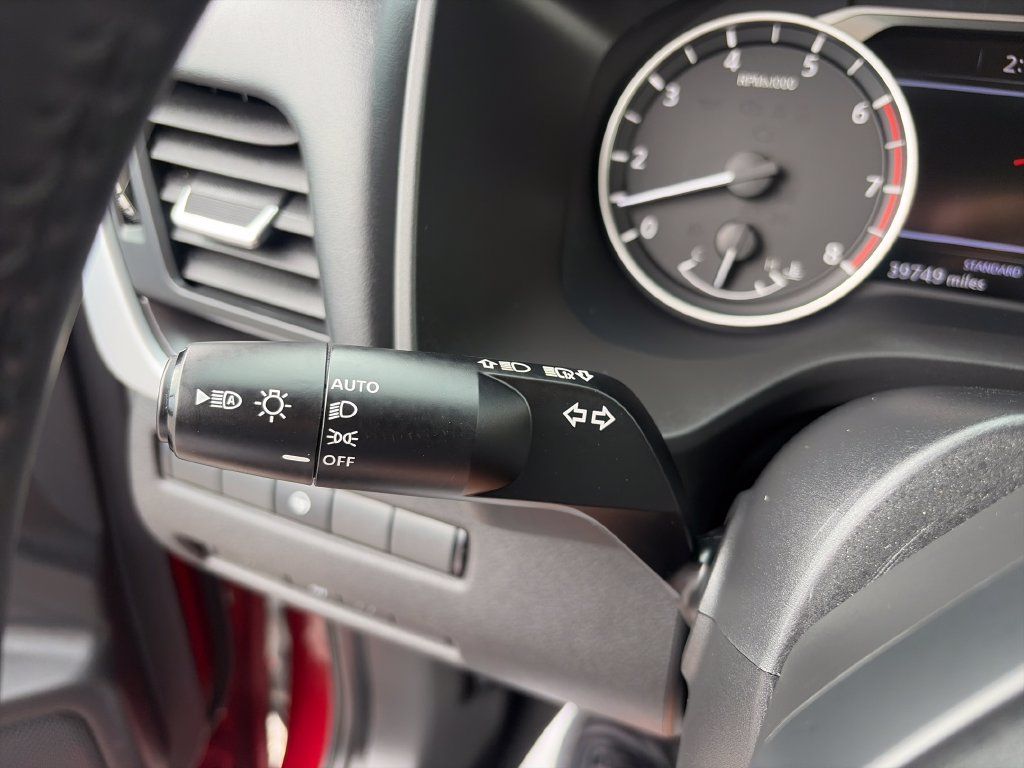 Used 2025 Nissan Rogue SV FWD image 32