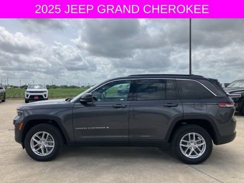 Used 2025 Jeep Grand Cherokee Laredo X RWD image 4