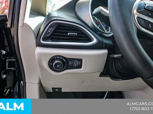 Used 2024 Chrysler Pacifica Touring-L FWD image 21