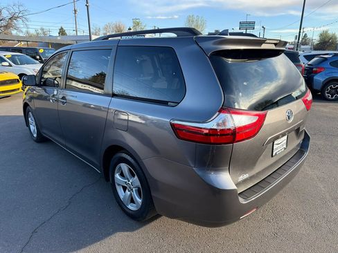 Used 2018 Toyota Sienna LE image 7