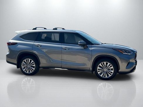 Used 2026 Toyota Highlander Platinum AWD/4WD image 4