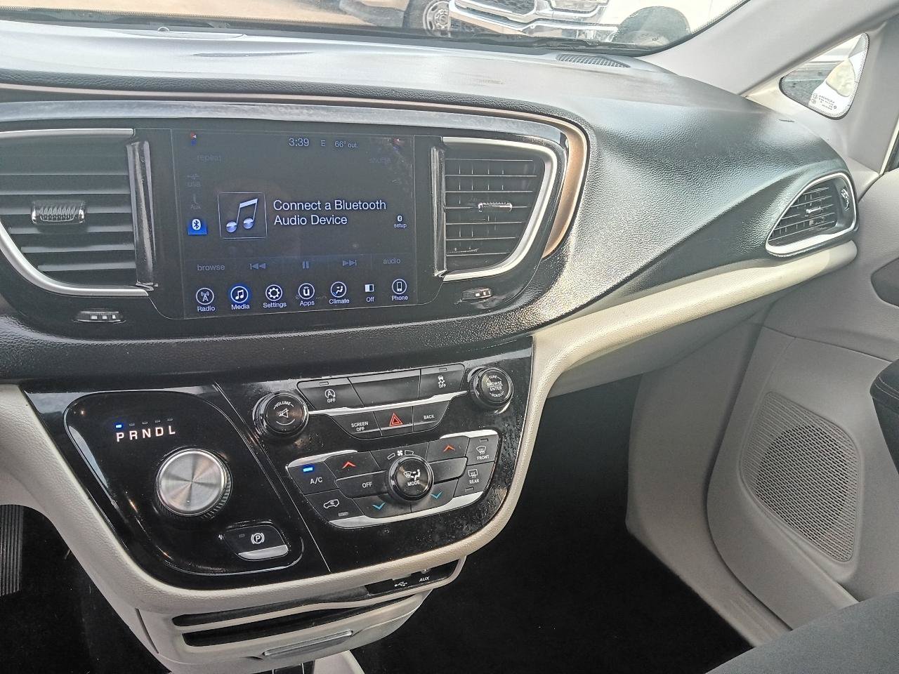 Used 2017 Chrysler Pacifica Touring w/ Tire & Wheel Group FWD image 12