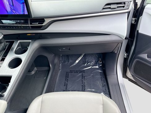 Used 2025 Toyota Sienna XLE FWD image 17