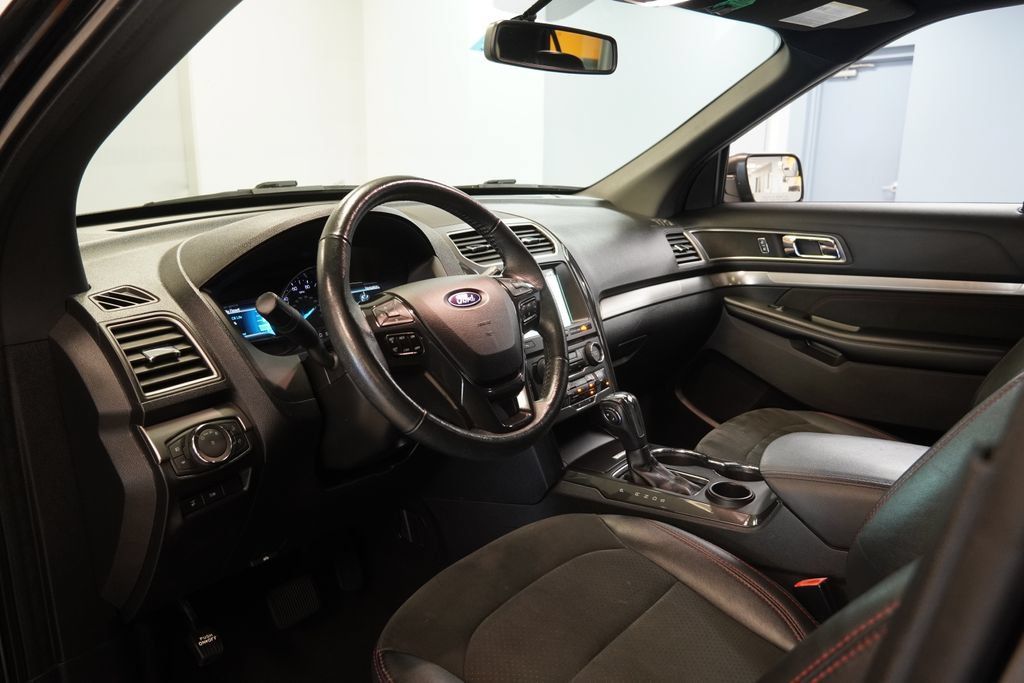Used 2018 Ford Explorer XLT w/ Equipment Group 202A FWD image 7