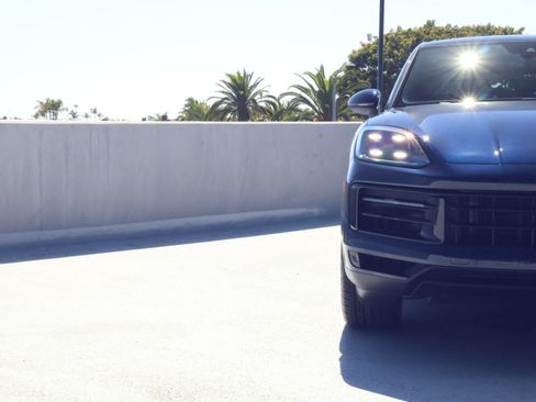 Certified 2024 Porsche Cayenne Coupe AWD/4WD image 12